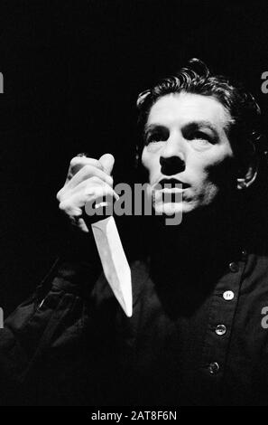 Ian McKellen (Macbeth) in der MACBETH von Shakespeare unter der Regie von Trevor Nunn für die Royal Shakespeare Company (RSC) in Stratford-upon-Avon im Jahr 1976. Sir Ian Murray McKellen, geboren 1939, Burnley, England. Englischer Bühnen- und Filmschauspieler. Mitbegründer von Stonewall, der 1990 zum Ritter geschlagen wurde, machte 2007 eine Companion of Honor. Stockfoto