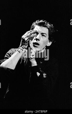 Ian McKellen (Macbeth) in der MACBETH von Shakespeare unter der Regie von Trevor Nunn für die Royal Shakespeare Company (RSC) in Stratford-upon-Avon im Jahr 1976. Sir Ian Murray McKellen, geboren 1939, Burnley, England. Englischer Bühnen- und Filmschauspieler. Mitbegründer von Stonewall, der 1990 zum Ritter geschlagen wurde, machte 2007 eine Companion of Honor. Stockfoto