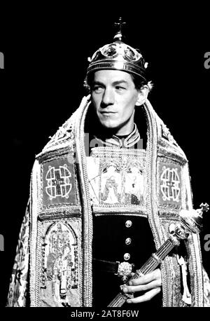 Ian McKellen (Macbeth) in der MACBETH von Shakespeare unter der Regie von Trevor Nunn für die Royal Shakespeare Company (RSC) in Stratford-upon-Avon im Jahr 1976. Sir Ian Murray McKellen, geboren 1939, Burnley, England. Englischer Bühnen- und Filmschauspieler. Mitbegründer von Stonewall, der 1990 zum Ritter geschlagen wurde, machte 2007 eine Companion of Honor. Stockfoto