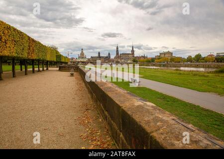 Dunkle Wolken hängen über der Altstadt von Dresden. Die Elbe fließt durch das Zentrum von Dresden. Stockfoto