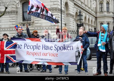 London UK 31. Januar 2020 - Brexit Anhänger feiern außerhalb Downing Street Whitehall London, während Großbritannien sich darauf vorbereitet, die EU später am Abend 47 Jahre nach seinem Beitritt zu verlassen: Credit Simon Dack / Alamy Live News Stockfoto