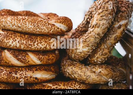 Nahaufnahme vieler traditioneller türkischer Bagels namens simit. Traditionelle Straßennahrung. Stockfoto