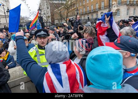 Parliament Square, Westminster, London, Großbritannien. Januar 2020. An dem Tag, an dem das Vereinigte Königreich die Europäische Union verlassen wird, soll ein Festveranstaltung außerhalb des Parlaments stattfinden. Die Menschen aus beiden Ländern haben sich im Freien versammelt, mit Konfrontationen zwischen den beiden Fraktionen Stockfoto