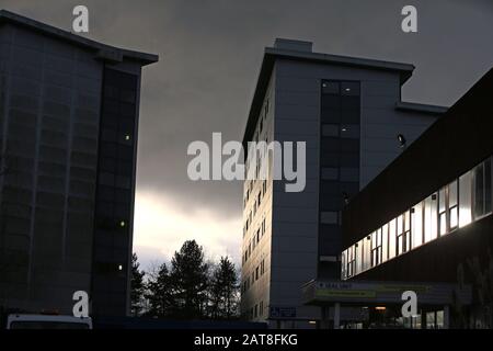 Das Arrowe Park Hospital in Merseyside, wo Busse mit britischen Staatsangehörigen aus der von Coronavirus betroffenen Stadt Wuhan in China mitgenommen werden. Die Passagiere kamen mit dem Flugzeug auf der RAF Brize Norton in Oxfordshire an und werden zum Krankenhausstandort auf dem Wirrall transportiert, wo sie unter Quarantäne gestellt werden. Stockfoto