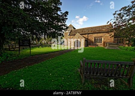 Ein Schloss und St. Bridgets Kirche sind die wichtigsten Gebäude in Skenfrith (Walisisch: Ynysgynwraidd) - ein kleines Dorf in Monmouthshire, Südosten Wales. Ich Stockfoto