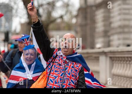 Parliament Square, Westminster, London, Großbritannien. Januar 2020. An dem Tag, an dem das Vereinigte Königreich die Europäische Union verlassen wird, soll ein Festveranstaltung außerhalb des Parlaments stattfinden. Die Menschen aus beiden Ländern haben sich im Freien versammelt, mit Konfrontationen zwischen den beiden Fraktionen Stockfoto