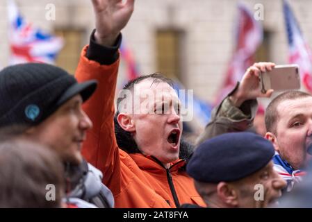 Parliament Square, Westminster, London, Großbritannien. Januar 2020. An dem Tag, an dem das Vereinigte Königreich die Europäische Union verlassen wird, soll ein Festveranstaltung außerhalb des Parlaments stattfinden. Die Menschen aus beiden Ländern haben sich im Freien versammelt, mit Konfrontationen zwischen den beiden Fraktionen Stockfoto