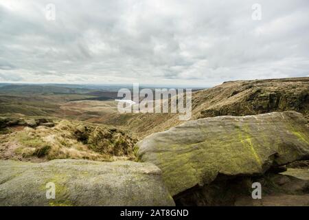 Blick vom Rand des Kinder Scout auf den Kinder Reservoir, den Dark Peak, den Peak District National Park, Derbyshire, England Stockfoto