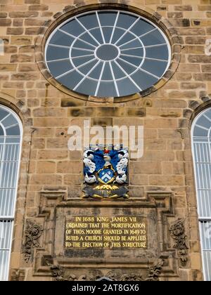 Dicht vor der umgestrichenen Canongate Kirk oder Church mit goldener James VII-Aufschrift, Royal Mile, Edinburgh, Schottland, Großbritannien Stockfoto