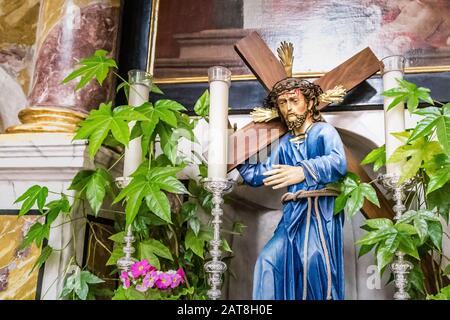 Badia (BZ), 10. februar 2019: Licht erleuchtet die Statue von Jesus Christus, die das Kreuz trägt Stockfoto