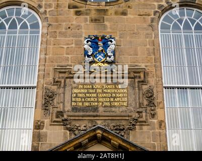 Dicht vor der umgestrichenen Canongate Kirk oder Church mit goldener James VII-Aufschrift, Royal Mile, Edinburgh, Schottland, Großbritannien Stockfoto