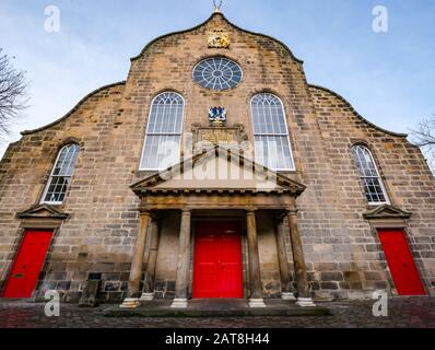 Neu restauriertes holländisches Gebäude aus dem 17. Jahrhundert, Canongate Kirk oder Church mit Portikus und roten Türen, Royal Mile, Edinburgh, Schottland, Großbritannien Stockfoto