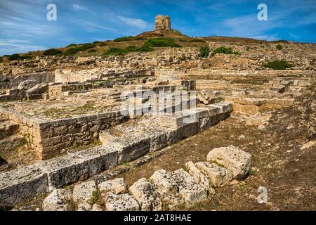 Torre di San Giovanni, Ruinen an der Archäologischen Stätte von Tharros, Gemeinde Cabras, Provinz Oristano, Sardinien, Italien Stockfoto