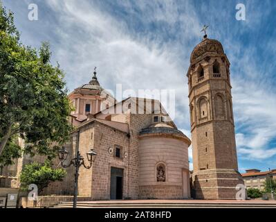 Cattedrale di Santa Maria Assunta und campanile, beide 1130 erbaut, an der Piazza Duomo in Oristano, Provinz Oristano, Sardinien, Italien Stockfoto