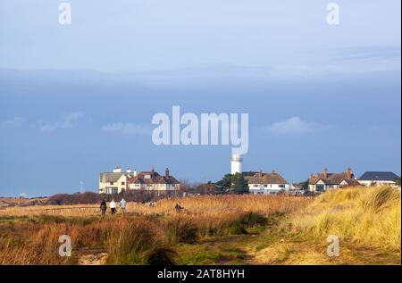 Menschen, die entlang der Küstenstraße entlang des Flusses Dee Mündung durch das Naturschutzgebiet Red Rocks Richtung Hoylake auf Die Wirral-Halbinsel Stockfoto