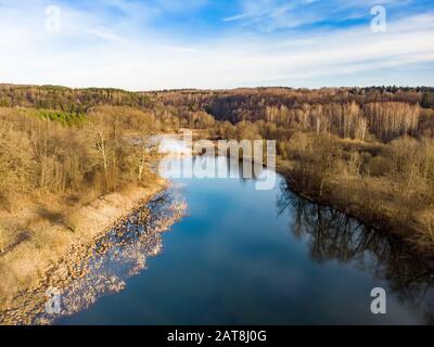 Luftbild von oben nach unten Blick auf die mit Segge und Trockenrasen überwucherte Seeküste. Warmer Frühfrühling Tag. Stockfoto