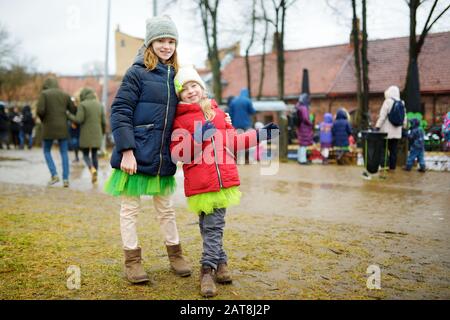 Zwei niedliche kleine Mädchen mit grünen Röcken und Accessoires feiern den St. Patrick's Day in Vilnius. Kinder haben Spaß beim traditionellen irischen Festival Stockfoto