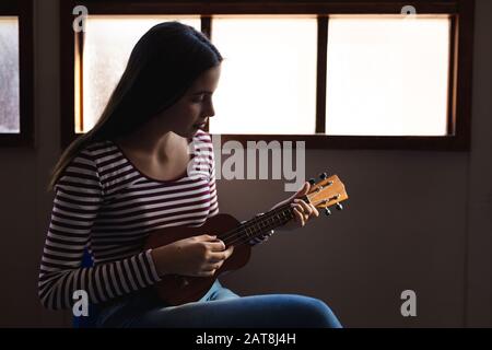 Teenage Musiker proben Stockfoto