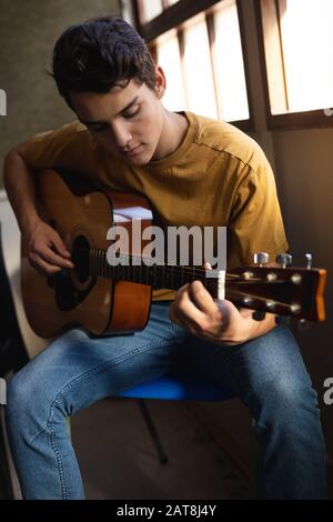 Teenage Musiker proben Stockfoto