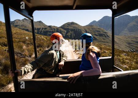 Ein Paar genießt freie Zeit am Berg Stockfoto