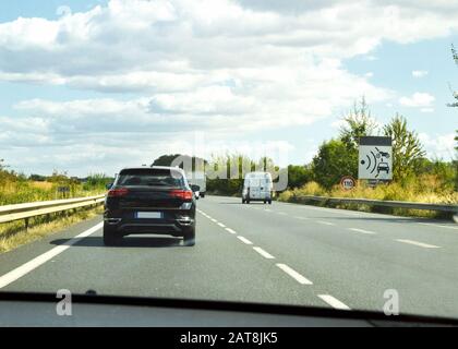 Fahren auf einer Autobahn mit dem Signal einer Verkehrskamera Stockfoto