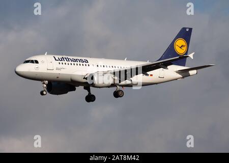 FRANKFURT/Deutschland - Dezember 4, 2012: Lufthansa Airbus A319 D-AILT Passagierflugzeug landen am Flughafen Frankfurt Stockfoto