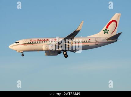 Frankfurt/DEUTSCHLAND - 8. DEZEMBER 2012: Royal Air Maroc Boeing 737-700 CN-RNM Passagierflugzeug Landung am Flughafen Frankfurt Stockfoto