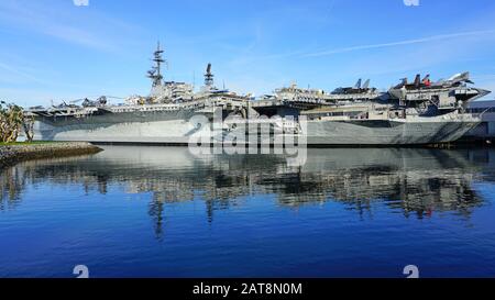 SAN DIEGO, Ca-3 JAN 2020 - Außenansicht des USS Midway, einem historischen Naval Aircraft Carrier Museum in der Innenstadt von San Diego, Kalifornien, zum Nav entfernt Stockfoto