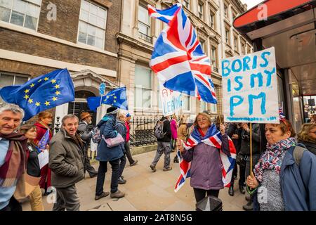 London, Großbritannien. Januar 2020. Bleiben die Anhänger, die an den Leitern in Whitehall vorbeilaufen, auf dem Weg zu einer Mahnwache im Europahaus, dem Sitz der Europäischen Kommission in London - Bleiben und lassen Anhänger in Westminster versammeln, an dem Tag, an dem Großbritannien die EU offiziell verlässt. Credit: Guy Bell/Alamy Live News Stockfoto