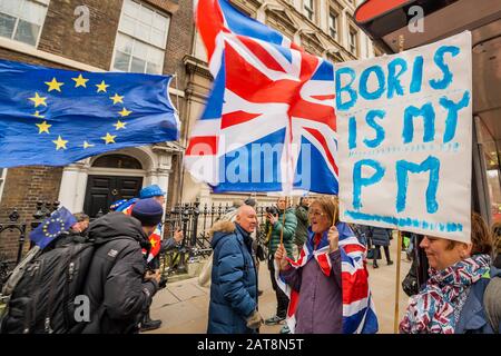 London, Großbritannien. Januar 2020. Bleiben die Anhänger, die an den Leitern in Whitehall vorbeilaufen, auf dem Weg zu einer Mahnwache im Europahaus, dem Sitz der Europäischen Kommission in London - Bleiben und lassen Anhänger in Westminster versammeln, an dem Tag, an dem Großbritannien die EU offiziell verlässt. Credit: Guy Bell/Alamy Live News Stockfoto