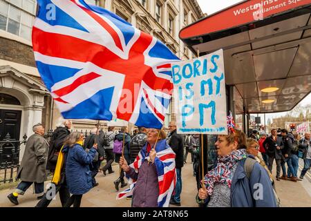 London, Großbritannien. Januar 2020. Bleiben die Anhänger, die an den Leitern in Whitehall vorbeilaufen, auf dem Weg zu einer Mahnwache im Europahaus, dem Sitz der Europäischen Kommission in London - Bleiben und lassen Anhänger in Westminster versammeln, an dem Tag, an dem Großbritannien die EU offiziell verlässt. Credit: Guy Bell/Alamy Live News Stockfoto