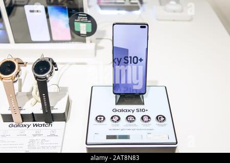 Türkei, Istanbul, 20. Dezember 2019: Verkauf der neuen modernen Samsung Galaxy 10 plus und andere Samsung Minianwendungen in der offiziellen Store. Stockfoto