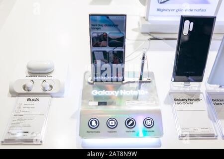 Türkei, Istanbul, 20. Dezember 2019: Verkauf der neuen modernen Samsung Galaxy 10 plus und andere Samsung Minianwendungen in der offiziellen Store. Stockfoto