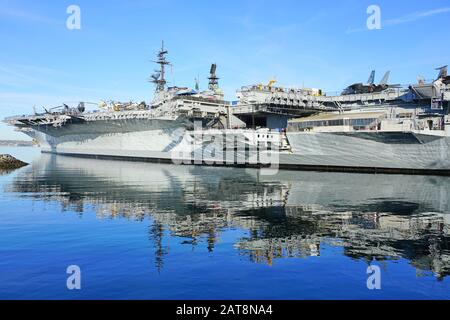 SAN DIEGO, Ca-3 JAN 2020 - Außenansicht des USS Midway, einem historischen Naval Aircraft Carrier Museum in der Innenstadt von San Diego, Kalifornien, zum Nav entfernt Stockfoto