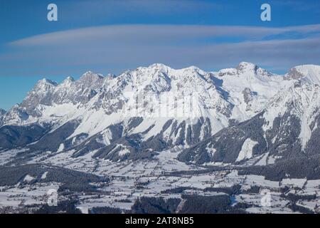 Blick vom Skigebiet Schladming auf den Dachsteingletscher Stockfoto