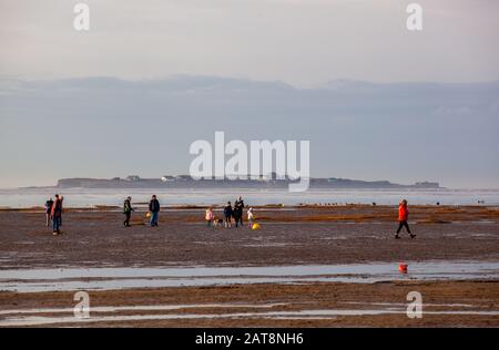 Hilbre Island in der Dee-Flussmünde vom Strand bei West Kirby auf der Halbinsel Wirral aus gesehen Stockfoto