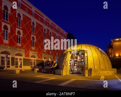 Bunkart 2, Anti-Atom-Bunker, verwandelt in ein Geschichtsmuseum in Tirana, Albanien. Stockfoto