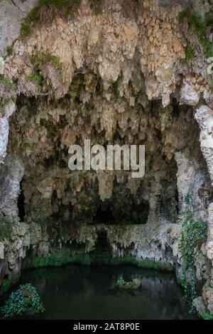Caprarola (VT), Italien - 27. Januar 2020: Der Palazzo Farnese befindet sich in der Stadt Caprarola bei Viterbo im Norden von Latium, Italien. Die Grotte dei Satiri, in den Gärten der Villa. Stockfoto
