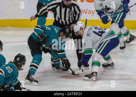 San Jose Sharks linker Flügel Patrick Marleau (12) stellt sich gegen Vancouver Canucks Center Elias Pettersson (40) in der Sharks-Zone während eines NHL-Eishockeyspiels, Mittwoch, 29. Januar 2020, in San Jose, Kalifornien, Gegenüber. Die Canucks schlugen die Sharks 5-2. (Foto von IOS/ESPA-Images) Stockfoto