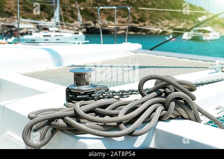 Yacht-Winde und Kabel auf einer Segelyacht. Seilwunde am kleinen Windlass des Jachtschiffs. Urlaub in Griechenland. Stockfoto