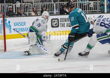 Vancouver Canucks Torwarttrainer Jacob Markstrom (25) macht eine Rettung, während San Jose Sharks linker Flügel Patrick Marleau (12) nach einem Rückkampf während eines NHL-Eishockeyspiels sucht, Mittwoch, 29. Januar 2020, in San Jose, Kalifornien. Die Canucks schlugen die Sharks 5-2. (Foto von IOS/ESPA-Images) Stockfoto