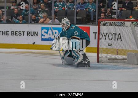 San Jose Sharks Torwarttrainer Martin Jones (31) macht während eines NHL-Eishockeyspiels gegen die Vancouver Canucks, Mittwoch, 29. Januar 2020, in San Jose, Kalifornien, Einen Sparen. Die Canucks schlugen die Sharks mit 5:2. (Foto von IOS/ESPA-Images) Stockfoto