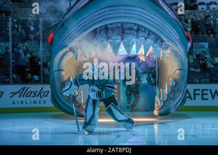 San Jose Sharks Torwarttrainer Martin Jones (31) nimmt das Eis während eines NHL-Eishockeyspiels gegen die Vancouver Canucks, Mittwoch, 29. Januar 2020, in San Jose, Kalifornien. Die Canucks schlugen die Sharks mit 5:2. (Foto von IOS/ESPA-Images) Stockfoto