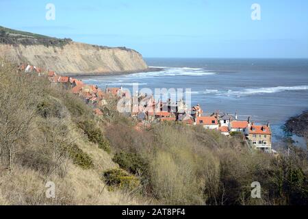 Blick auf Robin Hood's Bay und die Nordsee bei Ebbe, North York Moors National Park, Yorkshire, England, Großbritannien. Stockfoto