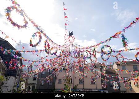 May Pole im Stadtzentrum, Obby Oss Celebrations, Padstow, Cornwall, Großbritannien Stockfoto