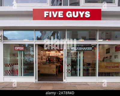 Das Fast Casual Restaurant und der Burger Shop Von Five Guys in Cambridge, Großbritannien Stockfoto