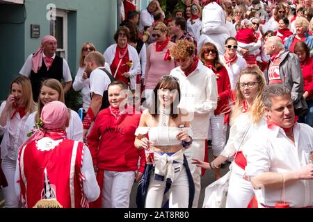 Menschenmassen nach der roten Band Obby Oss-Prozession, Padstow, Cornwall, Großbritannien Stockfoto