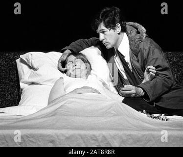 Gemma Jones (Anne), Ian McKellen (Colin) in ASCHE von David Rudkin unter der Regie von Ron Daniels im Young Vic, London im Jahr 1975. Sir Ian Murray McKellen, geboren 1939, Burnley, England. Englischer Bühnen- und Filmschauspieler. Mitbegründer von Stonewall, der 1990 zum Ritter geschlagen wurde, machte 2007 eine Companion of Honor. Stockfoto