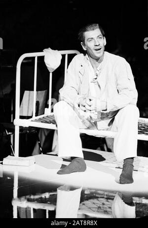 Ian McKellen (Alexander) verdient in JEDEM GUTEN JUNGEN GEFALLEN von Tom Stoppard und Andre Previn unter der Regie von Trevor Nunn für Royal Shakespeare Company (RSC) in der Royal Festival Hall, London 1977 im Rahmen des Silberjubilars von Königin Elizabeth. Sir Ian Murray McKellen, geboren 1939, Burnley, England. Englischer Bühnen- und Filmschauspieler. Mitbegründer von Stonewall, der 1990 zum Ritter geschlagen wurde, machte 2007 eine Companion of Honor. Stockfoto