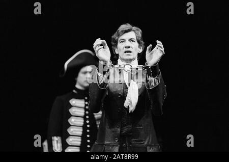 Ian McKellen (Pierre) in VENICE PREDIGTARY von Thomas Otway unter der Regie von Peter Gill am National Theatre (NT), London im Jahr 1984. Sir Ian Murray McKellen, geboren 1939, Burnley, England. Englischer Bühnen- und Filmschauspieler. Mitbegründer von Stonewall, der 1990 zum Ritter geschlagen wurde, machte 2007 eine Companion of Honor. Stockfoto